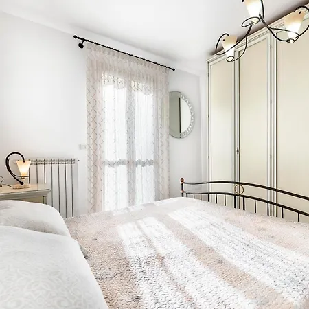 Apartment Flowers House - Host Solution
